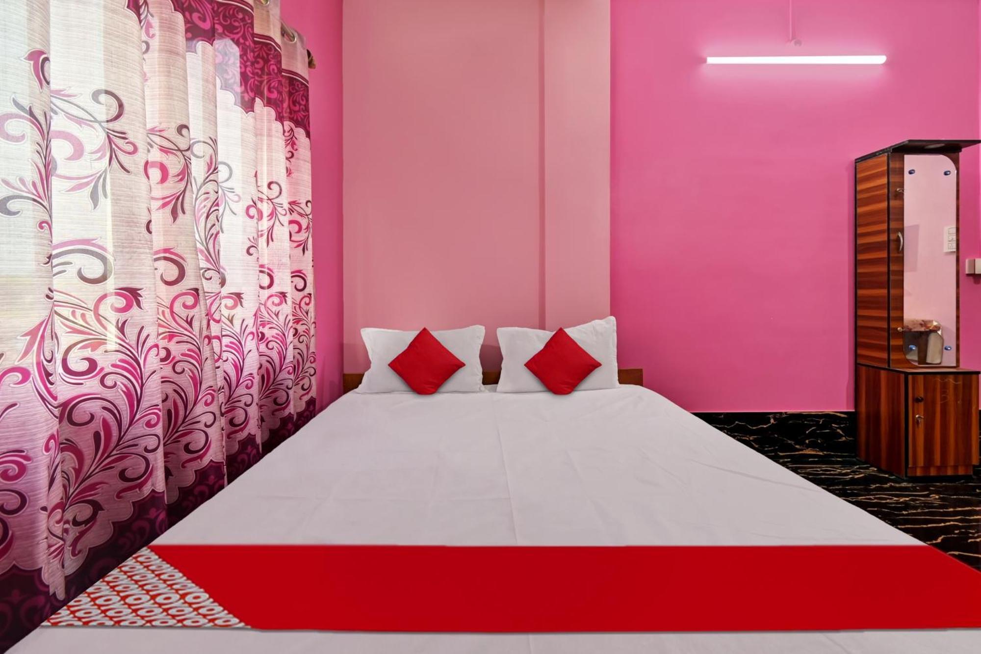 Oyo Flagship The Brahmaputra Homestay Guwahati Exterior foto
